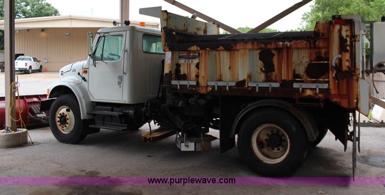 image for item J1033 2001 International 4900 dump truck