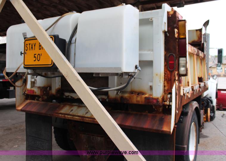 image for item J1033 2001 International 4900 dump truck