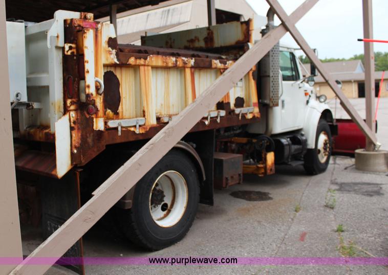 image for item J1033 2001 International 4900 dump truck