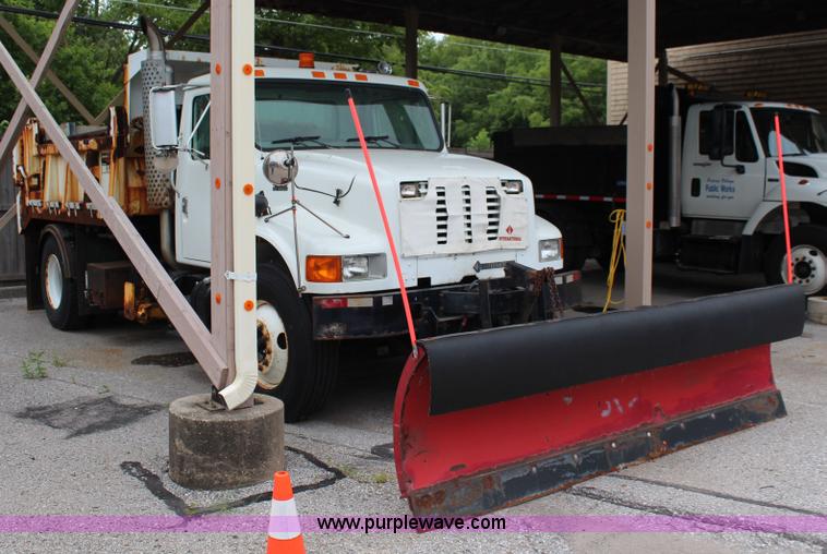 image for item J1033 2001 International 4900 dump truck