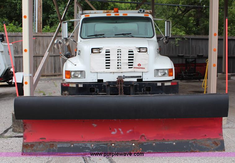 image for item J1033 2001 International 4900 dump truck