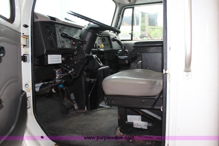 image for item J1033 2001 International 4900 dump truck