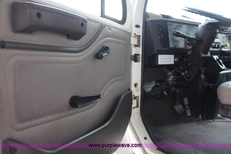 image for item J1033 2001 International 4900 dump truck