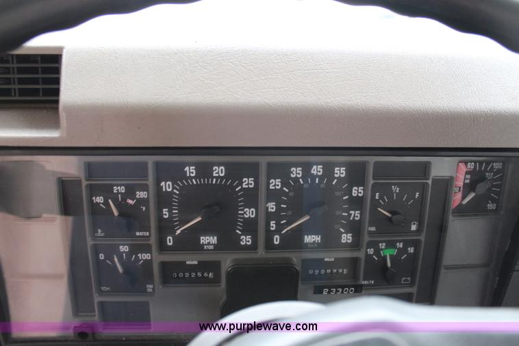 image for item J1033 2001 International 4900 dump truck