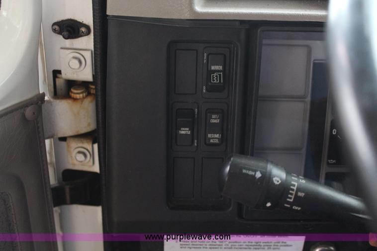 image for item J1033 2001 International 4900 dump truck