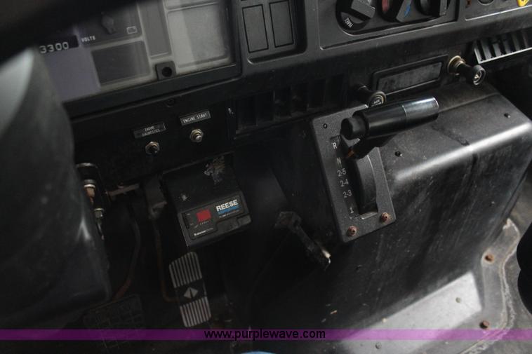 image for item J1033 2001 International 4900 dump truck