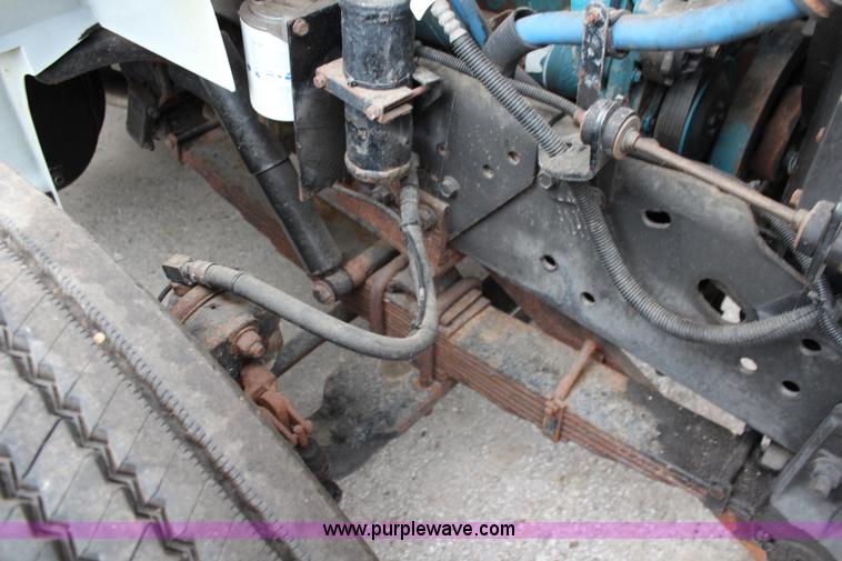 image for item J1033 2001 International 4900 dump truck