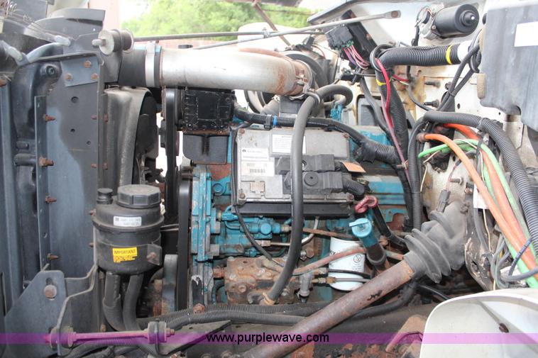 image for item J1033 2001 International 4900 dump truck