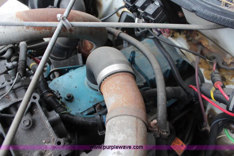 image for item J1033 2001 International 4900 dump truck