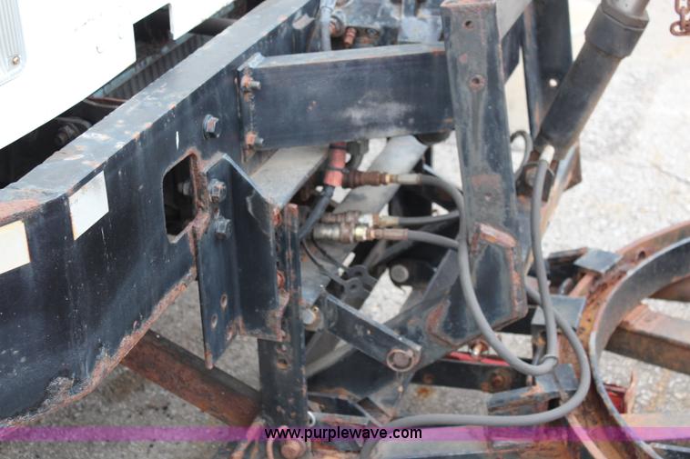 image for item J1033 2001 International 4900 dump truck