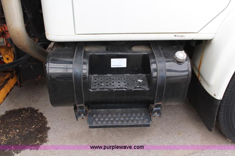 image for item J1033 2001 International 4900 dump truck