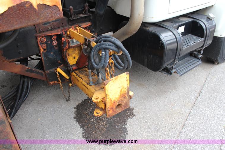 image for item J1033 2001 International 4900 dump truck