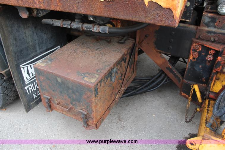 image for item J1033 2001 International 4900 dump truck