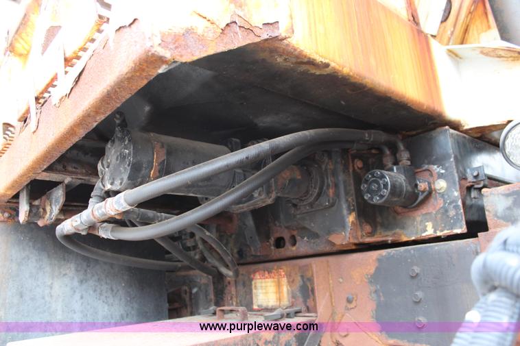 image for item J1033 2001 International 4900 dump truck