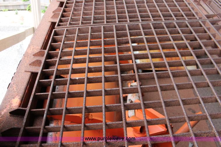 image for item J1033 2001 International 4900 dump truck