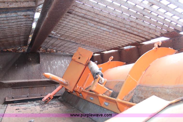 image for item J1033 2001 International 4900 dump truck