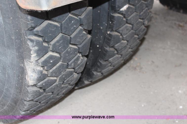 image for item J1033 2001 International 4900 dump truck