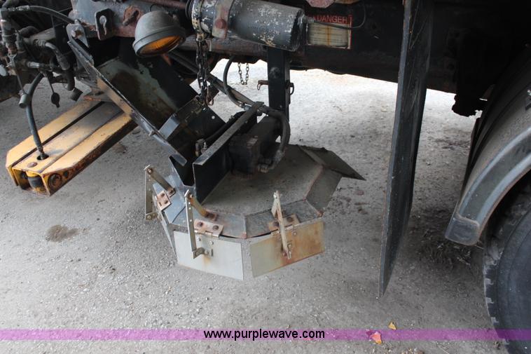 image for item J1033 2001 International 4900 dump truck