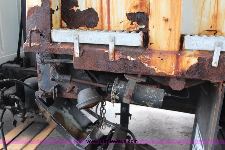 image for item J1033 2001 International 4900 dump truck