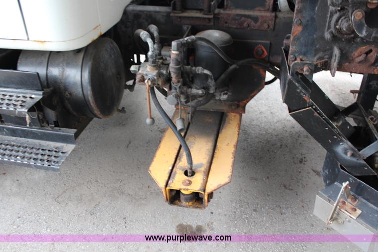 image for item J1033 2001 International 4900 dump truck