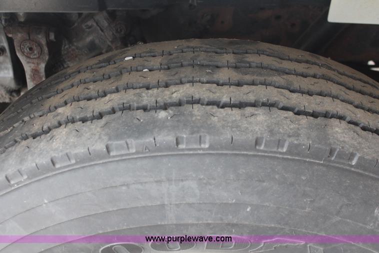 image for item J1033 2001 International 4900 dump truck