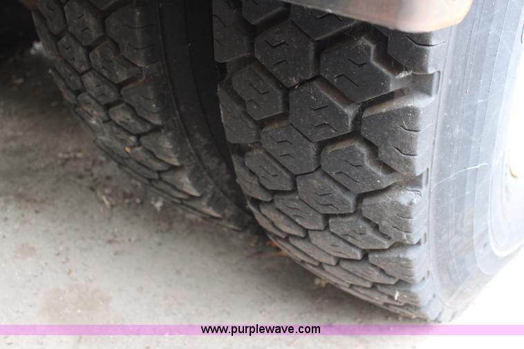 image for item J1033 2001 International 4900 dump truck