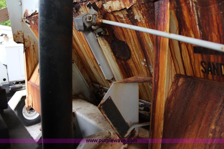 image for item J1033 2001 International 4900 dump truck