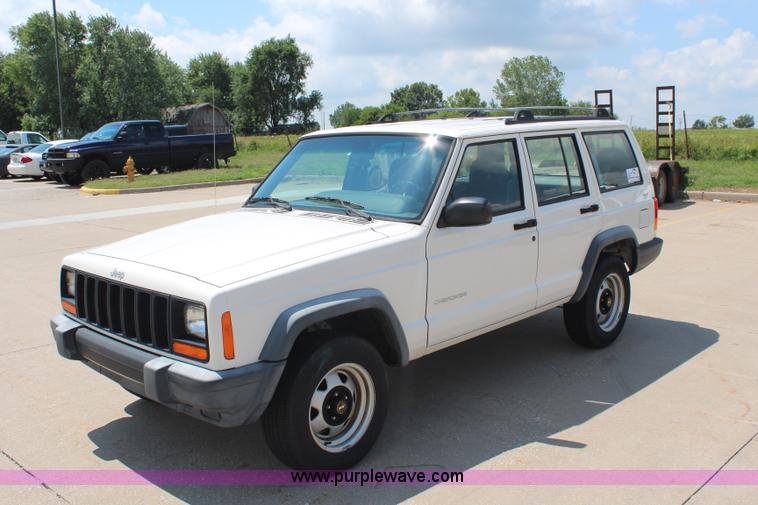 image for item J1039 2000 Jeep Cherokee SE SUV