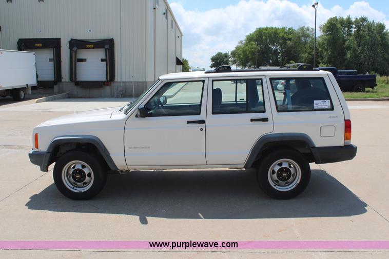 image for item J1039 2000 Jeep Cherokee SE SUV