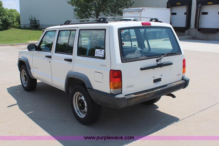 image for item J1039 2000 Jeep Cherokee SE SUV