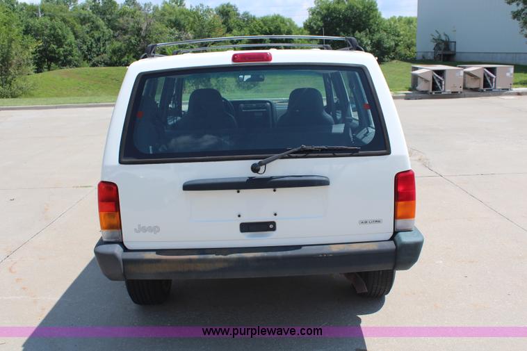 image for item J1039 2000 Jeep Cherokee SE SUV