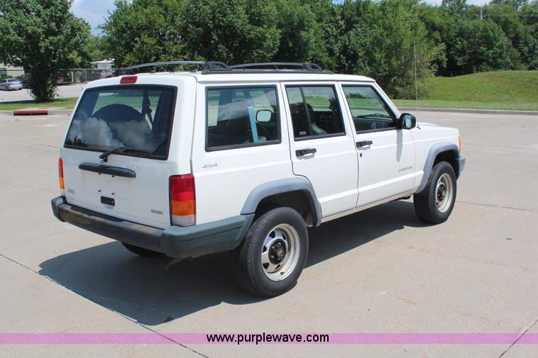 image for item J1039 2000 Jeep Cherokee SE SUV