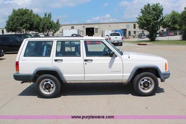 image for item J1039 2000 Jeep Cherokee SE SUV