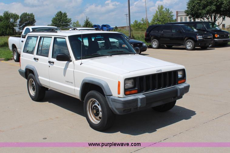 image for item J1039 2000 Jeep Cherokee SE SUV