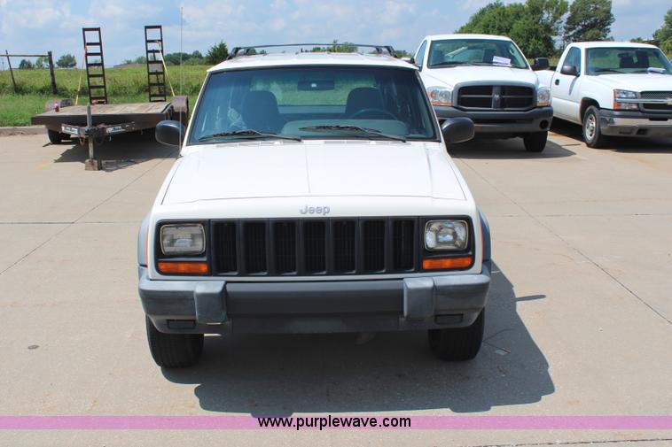 image for item J1039 2000 Jeep Cherokee SE SUV
