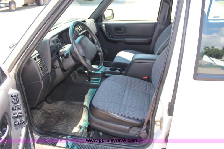 image for item J1039 2000 Jeep Cherokee SE SUV