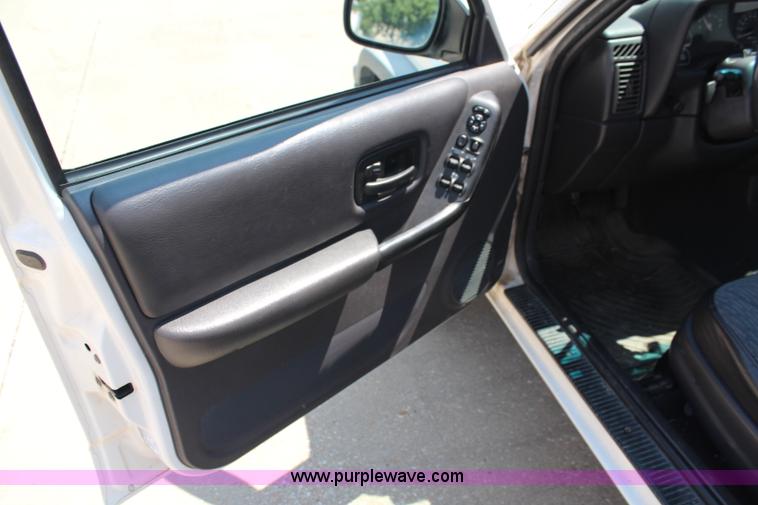 image for item J1039 2000 Jeep Cherokee SE SUV