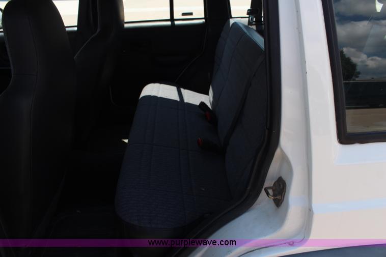 image for item J1039 2000 Jeep Cherokee SE SUV