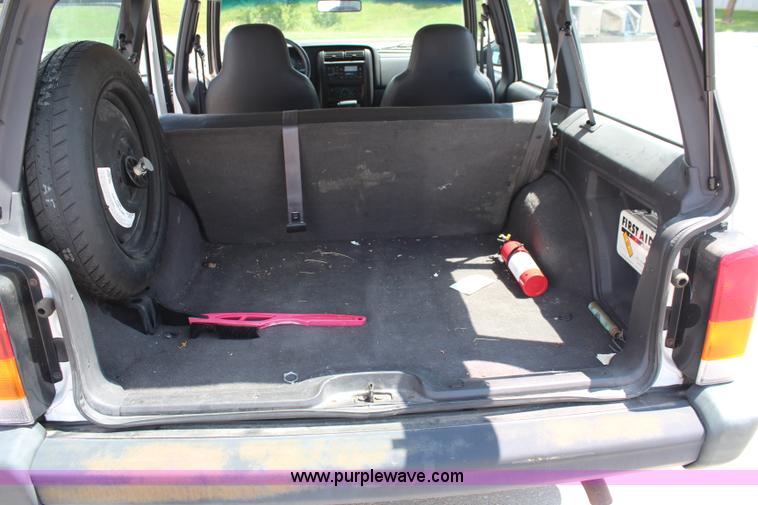 image for item J1039 2000 Jeep Cherokee SE SUV