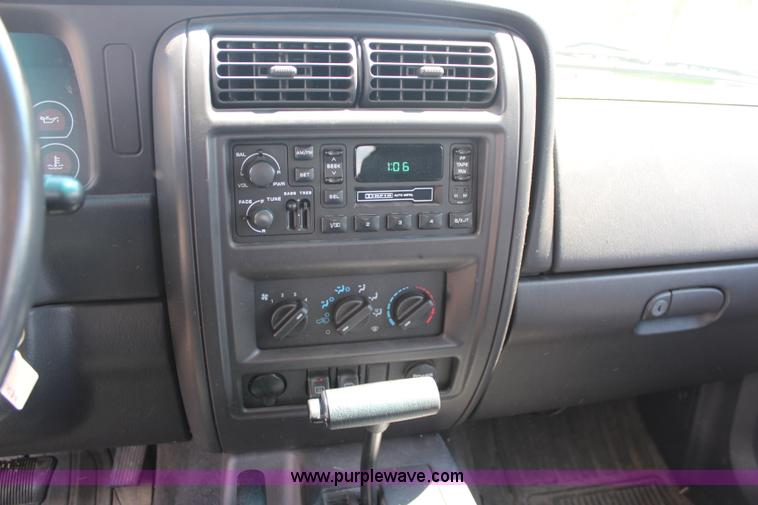 image for item J1039 2000 Jeep Cherokee SE SUV