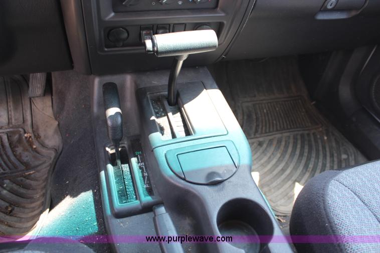 image for item J1039 2000 Jeep Cherokee SE SUV