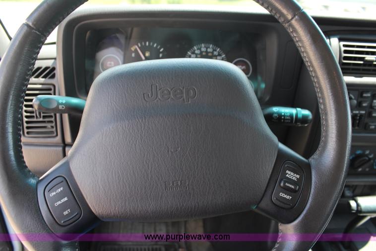 image for item J1039 2000 Jeep Cherokee SE SUV