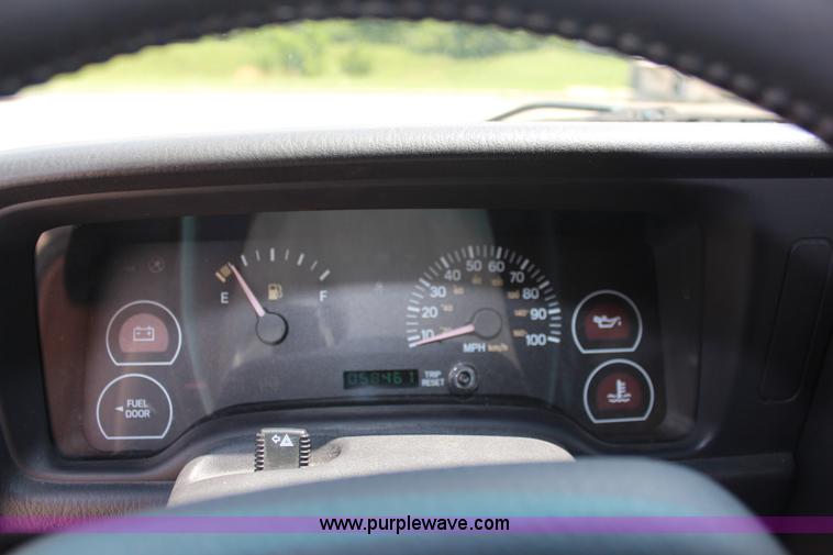 image for item J1039 2000 Jeep Cherokee SE SUV