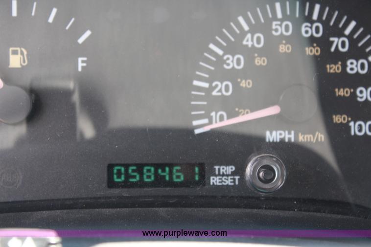 image for item J1039 2000 Jeep Cherokee SE SUV