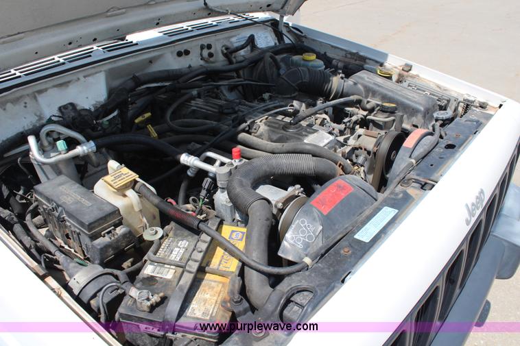 image for item J1039 2000 Jeep Cherokee SE SUV