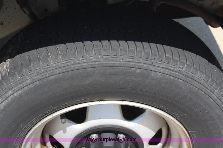 image for item J1039 2000 Jeep Cherokee SE SUV