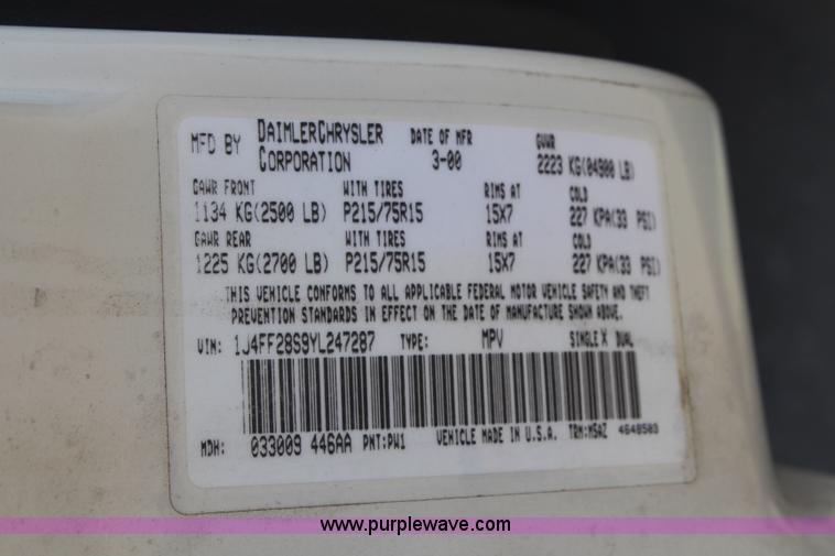 image for item J1039 2000 Jeep Cherokee SE SUV