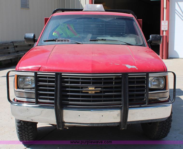 image for item J2161 1988 Chevrolet Cheyenne 3500 flatbed truck