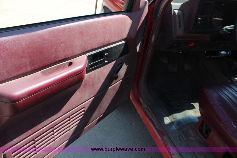 image for item J2161 1988 Chevrolet Cheyenne 3500 flatbed truck