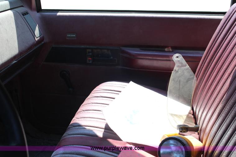 image for item J2161 1988 Chevrolet Cheyenne 3500 flatbed truck